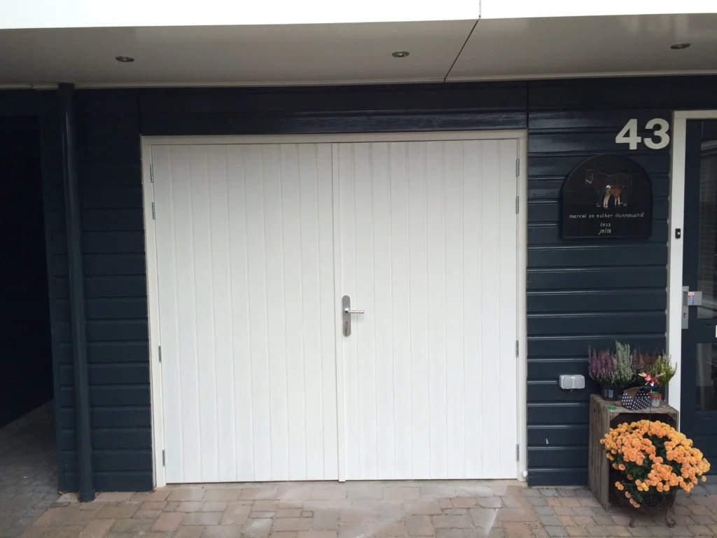 Dalfsen-openslaande-witte-garagedeuren