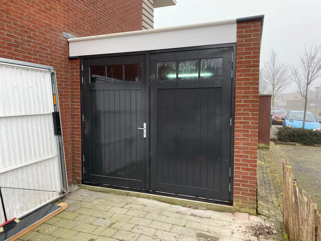 Enkhuizen-hardhouten-deuren-met-houten-roeden