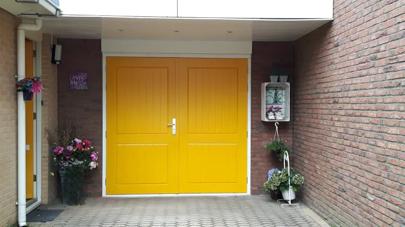 Gele-openslaande-garagedeuren