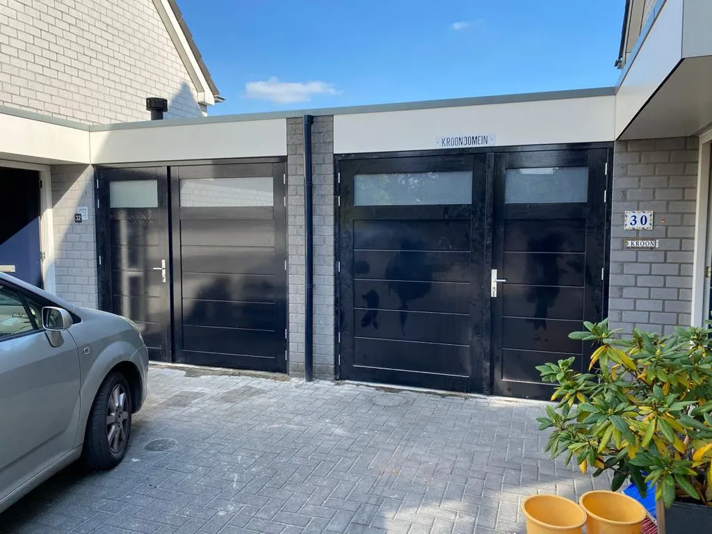 Hardhouten-openslaande-garagedeuren-satijnglans