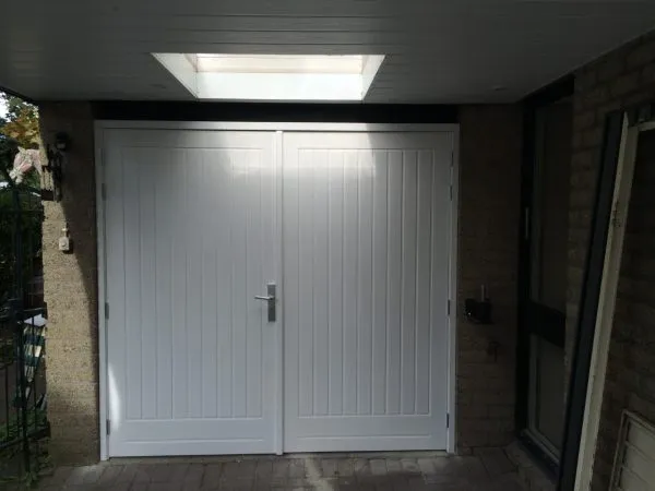 Houten-openslaande-garagedeuren