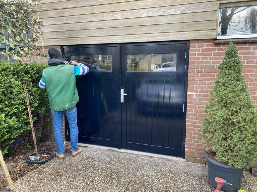 Nunspeet-openslaande-hardhouten-garagedeuren