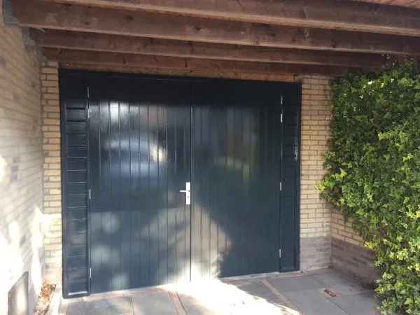Rijen-houten-garagedeuren-noord-brabant