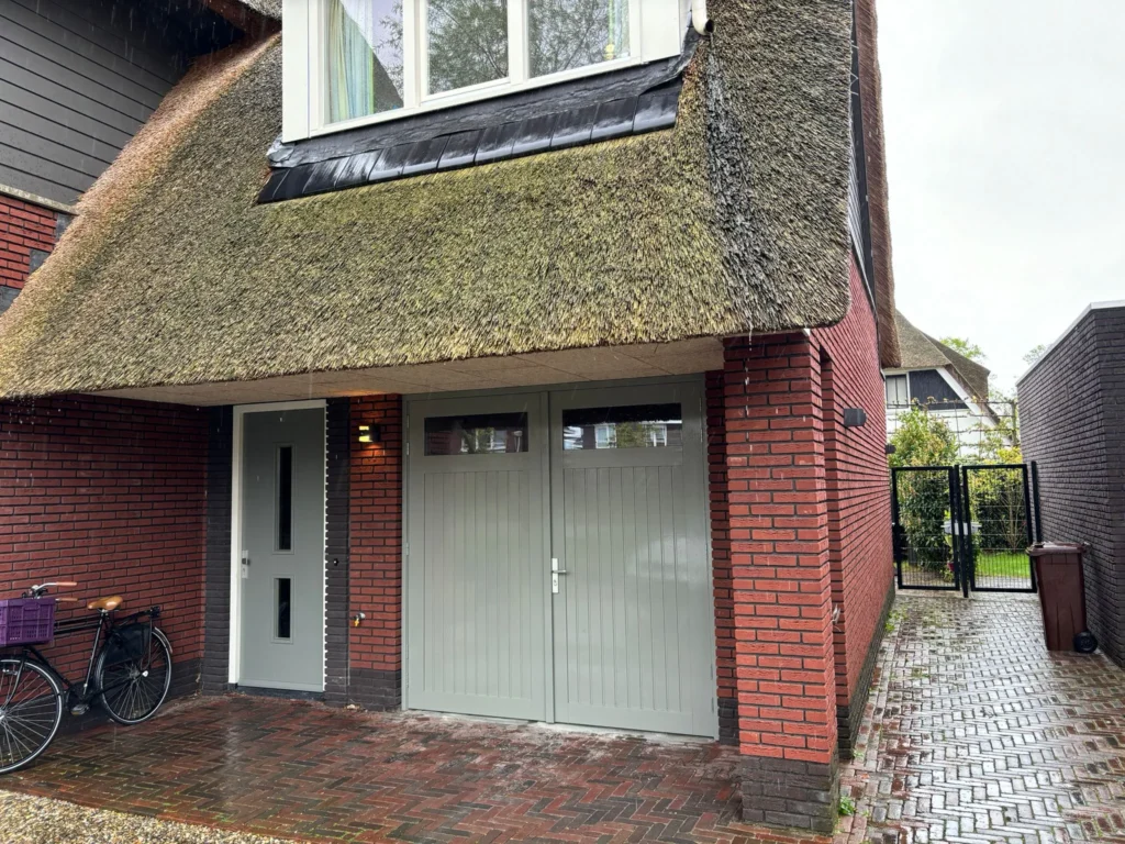 Vleuten-garagedeuren-met-bovenlichten-glas