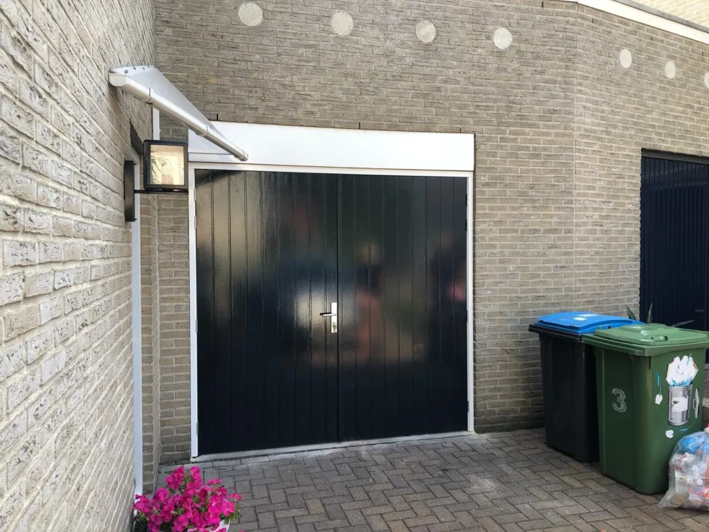 deur-met-alustabiel-oukomé-plankenmotief