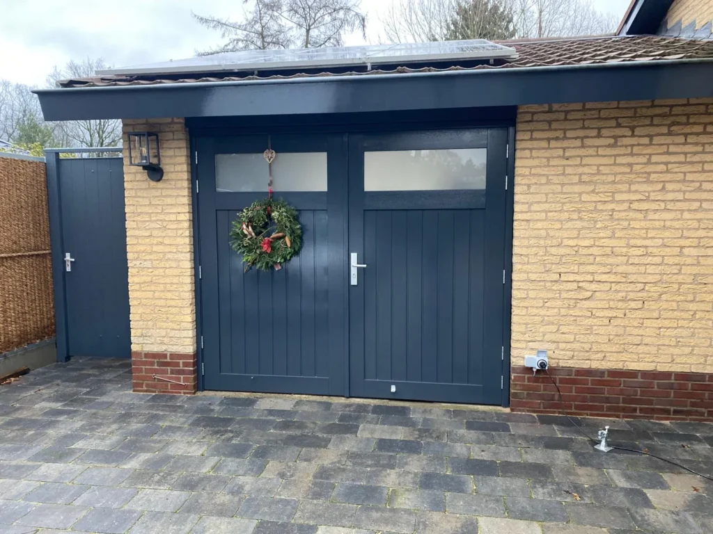 huizen-houten-garagedeuren-met-ruiten-glas