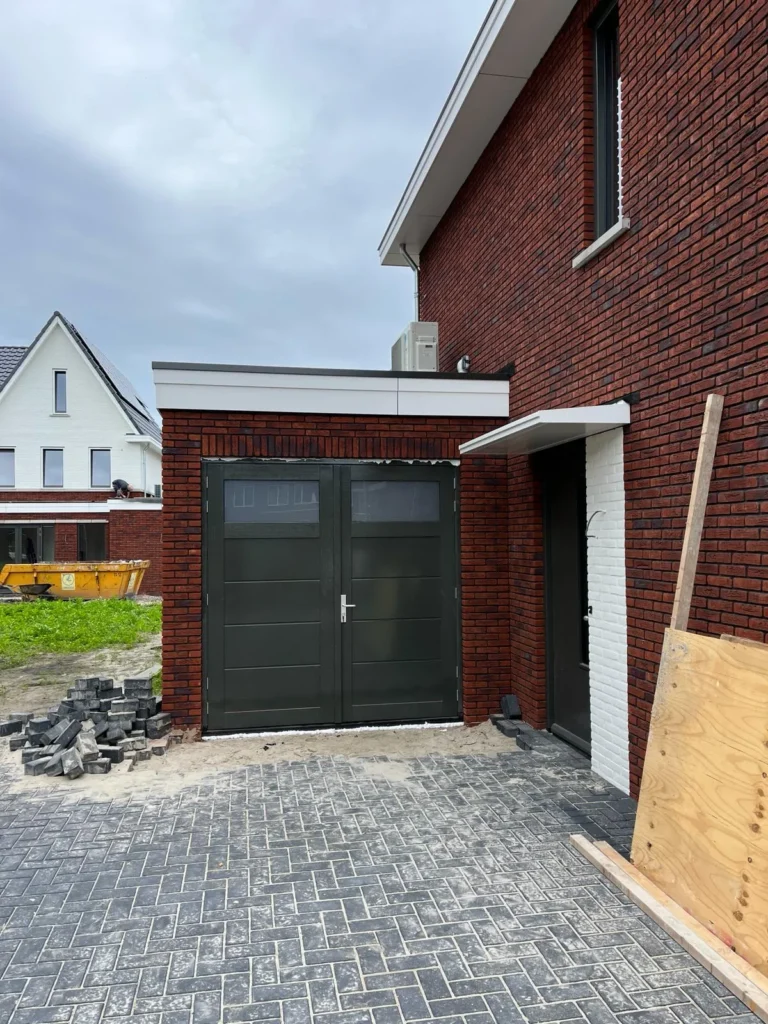 luxe-garagedeuren-borne-hout-met-glas